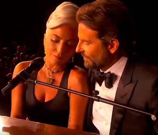 Lady Gaga & Bradley Cooper entonaron la premiada cancin, Shallow, en los premios Oscar 2019.